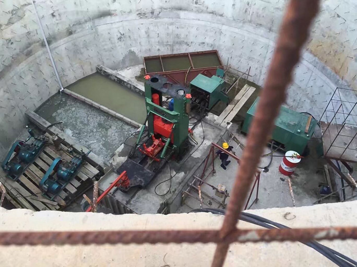 水電十局在印尼水電工程工地使用的ZFY1.8-40-250反井鉆機(jī)